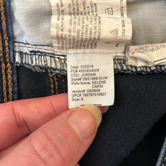 Bandolino Selene Mid Rise Cropped Jeans Blue Denim Capri Jeans Size 8 - Picture 12 of 12